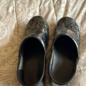 Dansko size 37 nursing shoes
